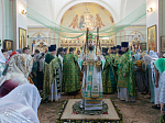 Епископ Россошанский и Острогожский Дионисий совершил Божественную литургию в храме Святого Духа с. Петренково Острогожского района