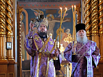 В Неделю Крестопоклонную епископ Дионисий совершил Божественную литургию в Свято-Троицком соборе Серафимо-Дивеевского монастыря в с. Дивеево Нижегородской области