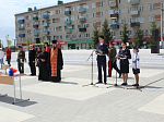 Благочинный принял участие в торжественной линейке на центральной городской площади