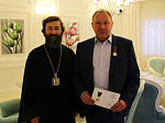 Его Преосвященство, Преосвященнейший Андрей, епископ Россошанский и Острогожский вручил награду меценату