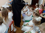 С праздником, малыши! Благочинный Богучарского церковного округа поздравил детсады с Рождеством Христовым и вручил подарки