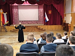 Священник провел беседу с учениками в школе г. Россошь