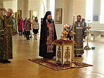 Поклонение Животворящему Кресту Господню