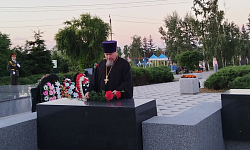В День памяти и скорби благочинный Репьевского церковного округа протоиерей Алексий Чибисов принял участие в памятном митинге
