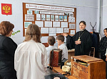 Настоятель Введенского храма р.п. Ольховатка посетил музей Марченковской школы