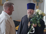 В Свято‑Митрофановском храме села Верхний Мамон прошла Божественная литургия: настоятеля протоиерея Сергия Чибисова поздравили с 60‑летием