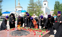 Духовенство и миряне Калачеевского церковного округа возложили цветы к мемориалу Памяти героев-калачеевцев