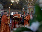 Епископ Россошанский и Острогожский Дионисий возглавил Божественную литургию в храме Архистратига Божия Михаила города Острогожска