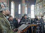 В пятницу Страстной седмицы Преосвященнейший епископ Дионисий совершил вечерню с выносом Плащаницы Спасителя в Ильинском кафедральном соборе Россоши