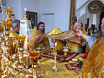 В Свято‑Митрофановском храме села Верхний Мамон прошла Божественная литургия: настоятеля протоиерея Сергия Чибисова поздравили с 60‑летием