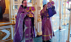 В праздник Изнесения Честных Древ Животворящего Креста Господня в Тихоновском соборном храме г. Острогожска совершено праздничное богослужение