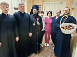 В день Светлого Христова Воскресения Архипастырь посетил пациентов и медперсонал различных отделений БУЗ ВО «Россошанская районная больница»