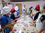 В воскресной школе села Воробьевка состоялся кулинарный мастер‑класс, посвященный благотворительной акции «Белый цветок»