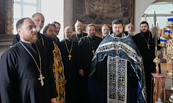 В храме Вознесения Господня города Калач прошла исповедь духовенства благочиния и соборно совершена Литургия Преждеосвященных Даров