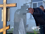 На месте упокоения иерея Михаила Порубаева у храма святителя Николая Чудотворца села Урыв Острогожского района освящен памятный крест