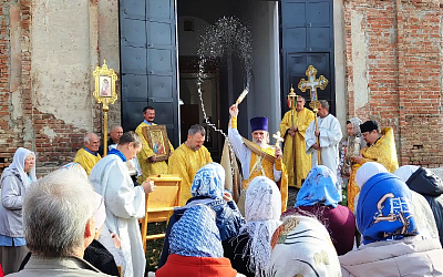 В день памяти апостола Фомы жители села Заброды Калачеевского района соборным богослужением духовенства отметили престольный праздник храма