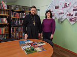 День православной книги: настоятель храма передал в дар библиотеке набор духовной литературы