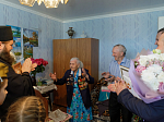 Секретарь Россошанской епархии и воспитанники воскресной школы «Добро» поздравили ветерана с Днем Победы и личным 100-летним юбилеем