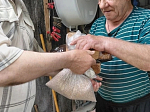Милосердие в действии: в Петропавловке прихожане раздали продукты односельчанам