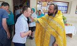 Иерей Игорь Подопригорин освятил мед нового урожая в социальных учреждениях Воробьевского района