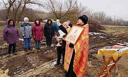 В хуторе Варваровка благочинный совершил молебен с акафистом на месте строящегося храма во имя св. вмч. Варвары