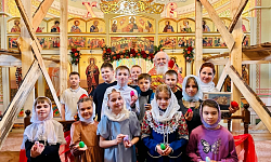 Дети и из местной школы выступили с пасхальными поздравлениями в храме села Петренково Острогожского района