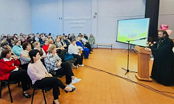 Настоятель храма Архистратига Божия Михаила села Воробьевка принял участие в родительском собрании местной школы