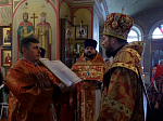 Епископ Россошанский и Острогожский Дионисий возглавил Божественную литургию в храме Архистратига Божия Михаила города Острогожска