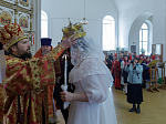Епископ Россошанский и Острогожский Дионисий совершил венчальную Литургию в храме святителя Митрофана, первого епископа Воронежского, села Верхний Мамон