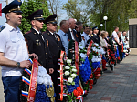 Жители Петропавловки возложили цветы к мемориалу в честь Дня Победы
