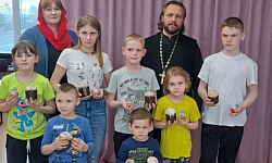 Настоятель храма Архистратига Михаила поздравил с Пасхой ребят из Воробьевского реабилитационного центра
