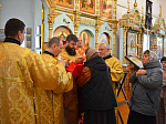 В Казанском храме поселка Каменка совершена Литургия, по окончании которой прихожане поздравили настоятеля с годовщиной иерейской хиротонии