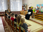 В городе Россошь клирик Россошанского благочиния посетил детский сад № 7