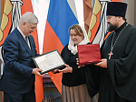 Губернатор Воронежской области вручил семье клирика Россошанской епархии протоиерею Евгению и матушке Наталье Бей государственную награду