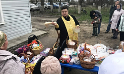Благочинный совершил освящение пасхальной снеди в поселке Пригородный Калачеевского района