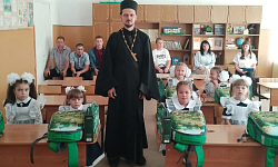 Иерей Никита Кравцов поздравил учащихся МКОУ Новокриушанской СОШ с Днем знаний и подарил первоклассникам канцелярские наборы
