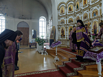 В понедельник третьей седмицы Великого поста Правящий Архиерей совершил Литургию Преждеосвященных Даров в храме святителя Митрофана Воронежского села Верхний Мамон