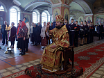 Епископ Россошанский и Острогожский Дионисий возглавил Божественную литургию в храме Архистратига Божия Михаила города Острогожска