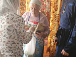 Представители молодежного актива поздравили пожилых прихожанок собора со Святой Пасхой