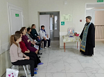 Клирики Россошанского благочиния посетили родильные отделения районных больниц