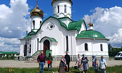 В день памяти священномученика Петра (Зверева) в селе Новомеловатка высадили хвойную аллею у храма Святой Троицы