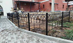 На территории древнейшего храма Калача установили крест и ограду над местом захоронения священнослужителей и благотворителей