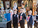 В храме Архистратига Божия Михаила села Воробьевка учащиеся воскресной группы поздравили прихожанок с праздником весны