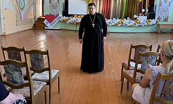 Благочинный Калачеевского церковного округа рассказал родителям о модуле «Основы православной культуры» на родительском собрании в гимназии № 1