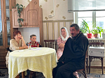 Священнослужитель благочиния посетил Каменский отдел службы социальной защиты населения