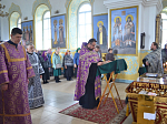 В Великую пятницу в храме святого мученика Иоанна Воина города Богучар совершили Великую вечерню и чин выноса Плащаницы