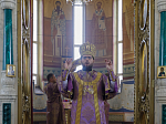 В праздник Воздвижения Креста Господня Правящий Архиерей совершил Литургию в Свято-Ильинском кафедральном соборе города Россоши