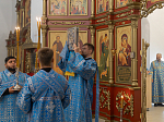 В преддверии престольного праздника Архипастырь совершил всенощное бдение в Покровском храме с. Шапошниковка Ольховатского района