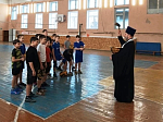Клирик Калачеевского благочиния благословил учащих и учащихся местных школ на предстоящий год