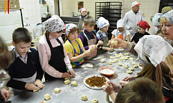 Воспитанники воскресной группы при Петропавловском храме приняли участие в мастер-классе по изготовлению жаворонков